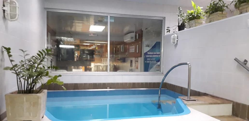 Piscina junto ao pátio da Sauna Porto Alegre