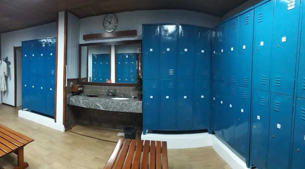 Armários azuis no vestiário da Sauna Porto Alegre