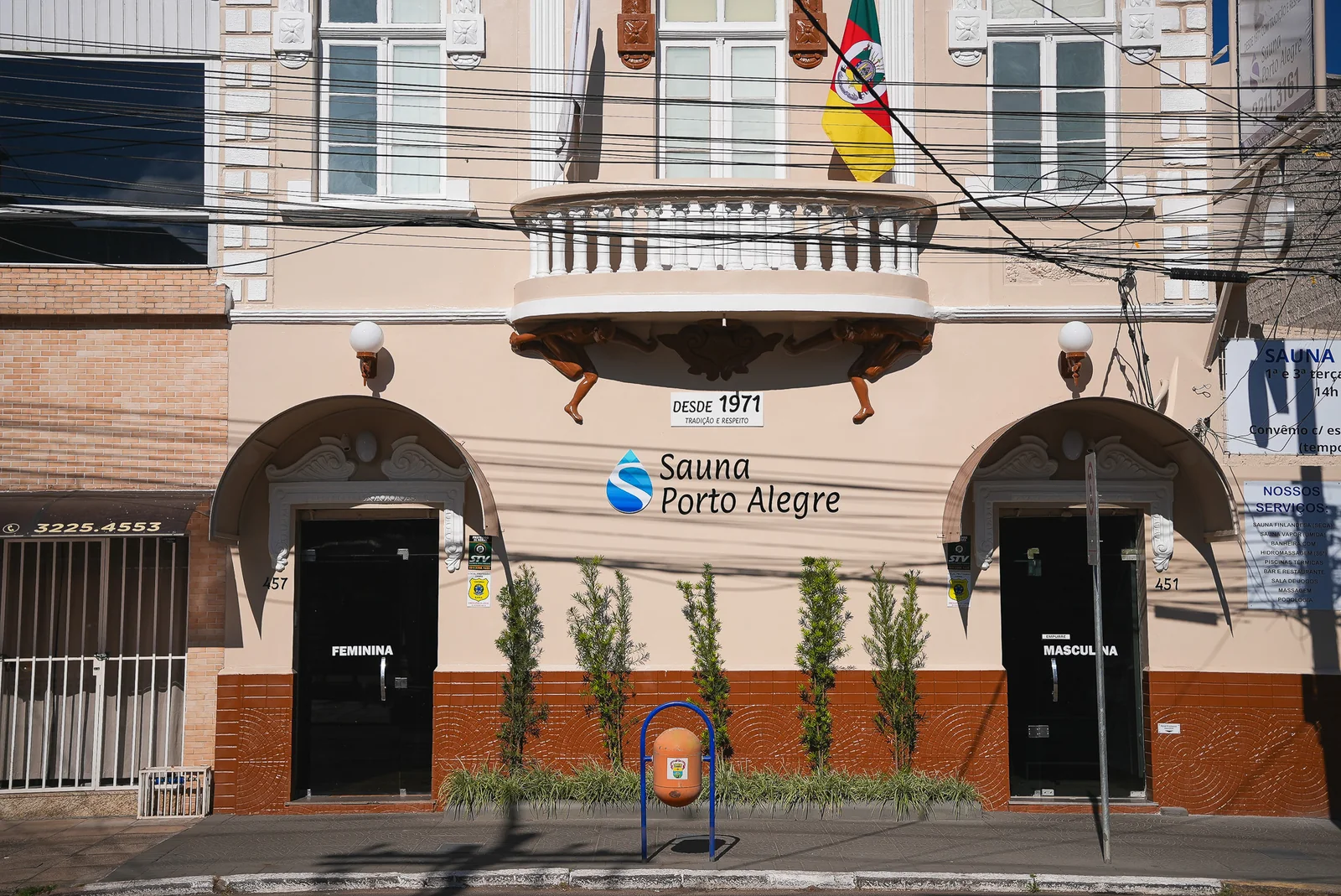 Fachada atual da Sauna Porto Alegre com as entradas 451 e 457
